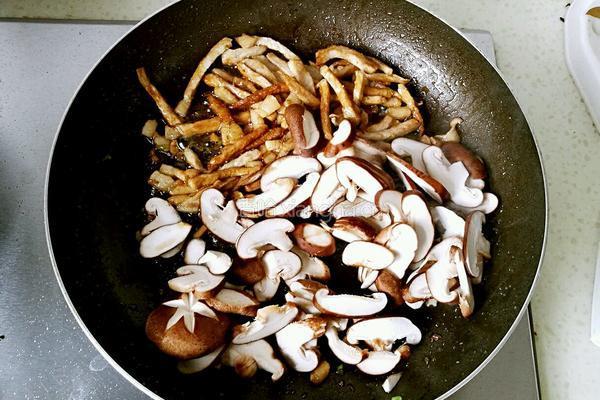 香菇肉丝面的做法图解7