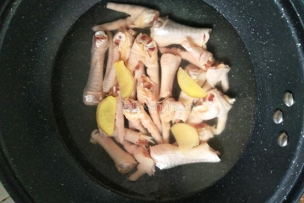 花生黄豆鸡爪汤的做法图解6