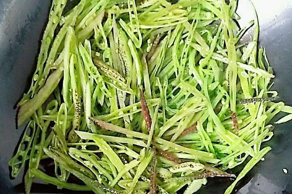 韭菜炒扁豆丝的做法图解2