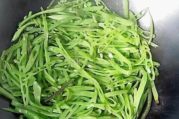 韭菜炒扁豆丝的做法图解3