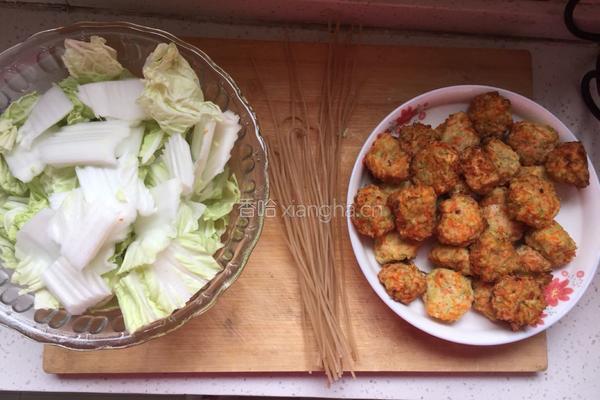 丸子白菜炖粉条的做法图解1