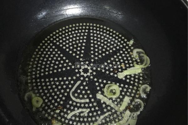 丸子白菜炖粉条的做法图解2