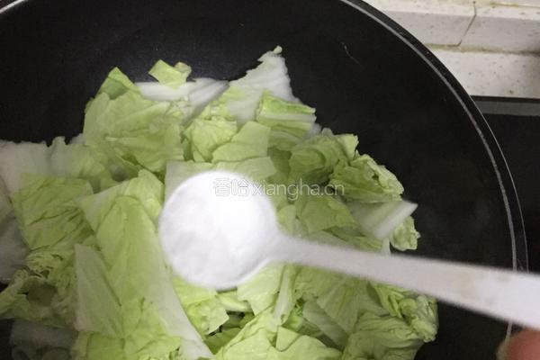 丸子白菜炖粉条的做法图解3