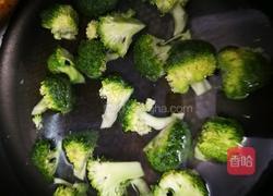 草菇炒西兰花的做法图解2