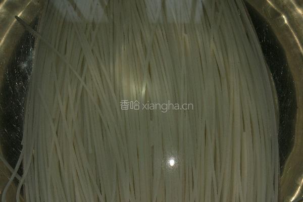哈喇鸭蛋米粉的做法图解2