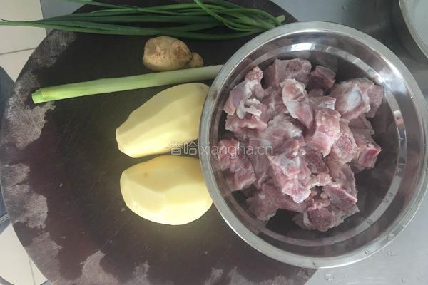 土豆蒸排骨的做法图解1