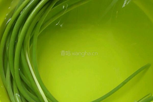 熏肉炒蒜苔的做法图解1