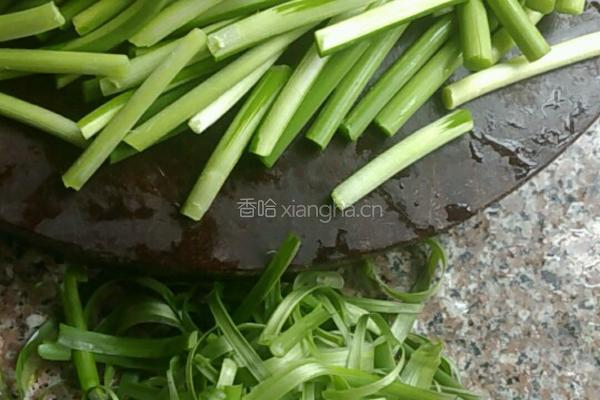 熏肉炒蒜苔的做法图解4