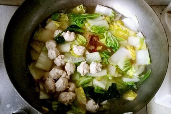 白菜炖肉丸的做法图解4