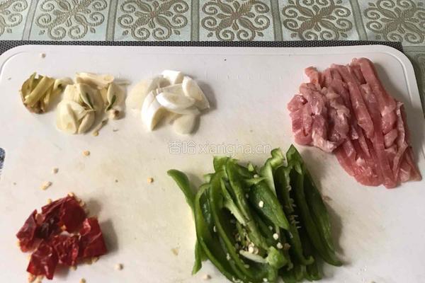 花生芽炒肉丝的做法图解3