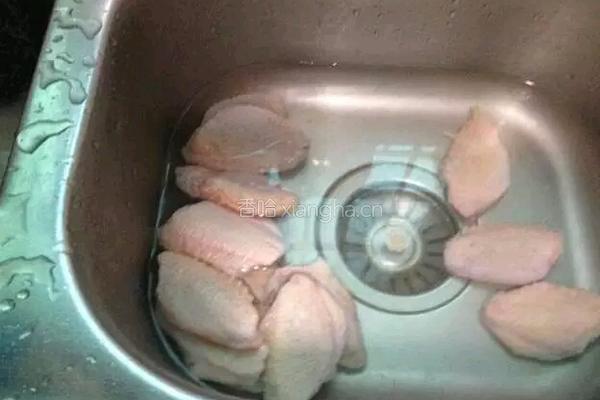 可以媲美KFC的脆皮炸鸡翅的做法图解1