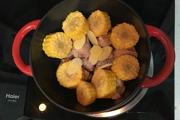 玉米排骨汤的做法图解4