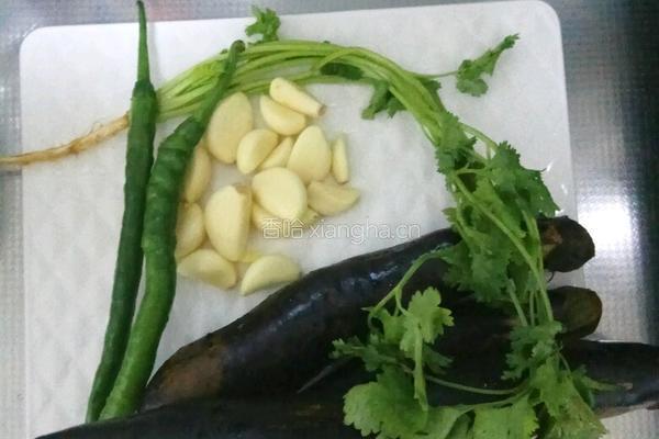 蒜泥拌茄条的做法图解1