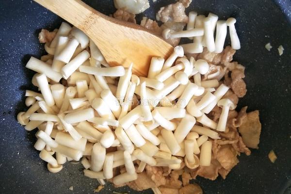海鲜菇炒肉的做法图解7