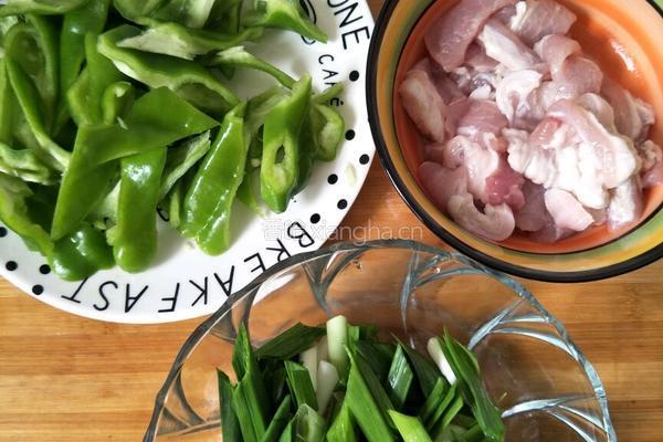青椒回锅肉的做法图解1