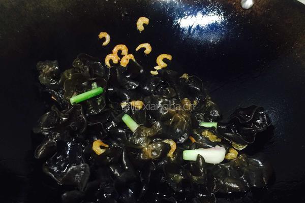 香葱虾米炒木耳的做法图解7