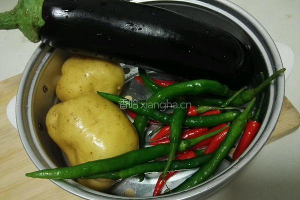 炝炒茄子的做法图解1