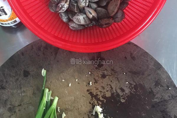 蒜蓉剁椒花甲的做法图解1