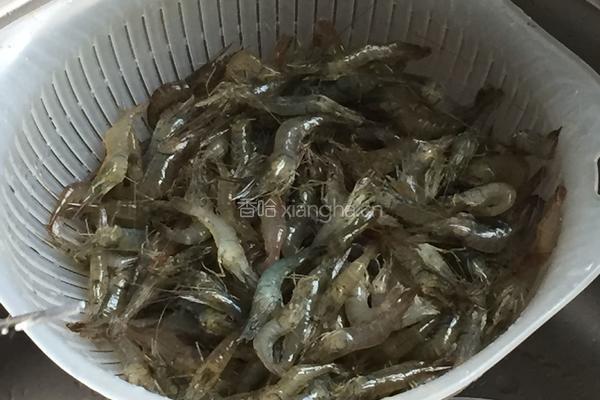 本帮油爆虾的做法图解1