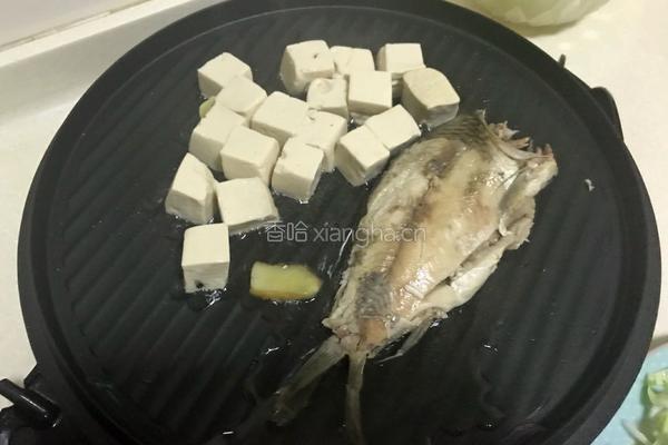电饼铛煎鱼煎豆腐的做法图解2