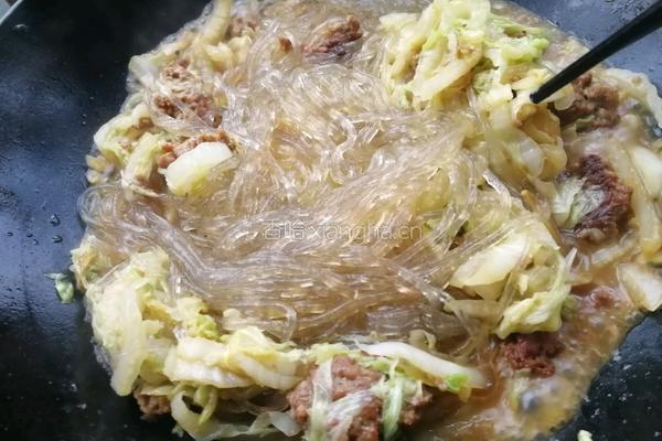 白菜粉条炖丸子的做法图解6