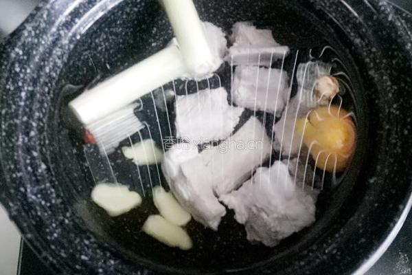 炖排骨的做法图解2