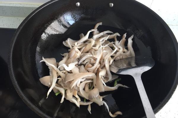 平菇炒蛋的做法图解3