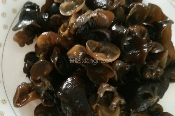 木耳炒白菜的做法图解1