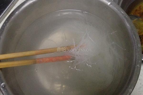 凉拌菠菜粉丝的做法图解3