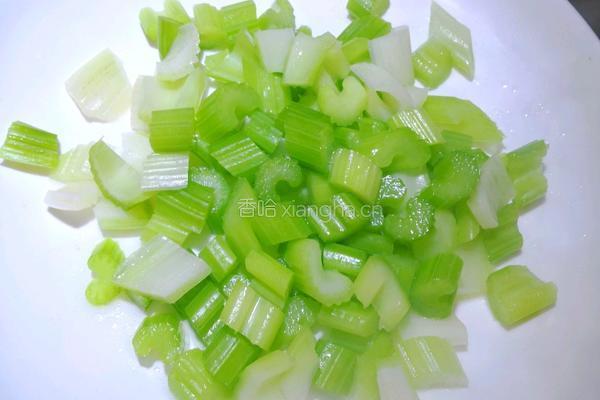 凉拌芹菜花生的做法图解1