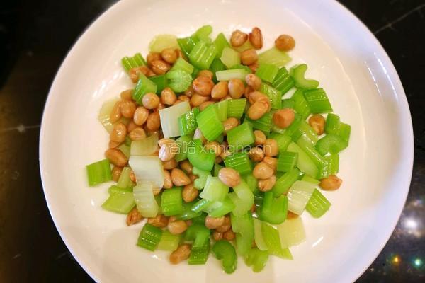 凉拌芹菜花生的做法图解3