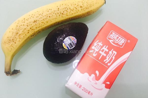 香蕉牛油果奶昔的做法图解1