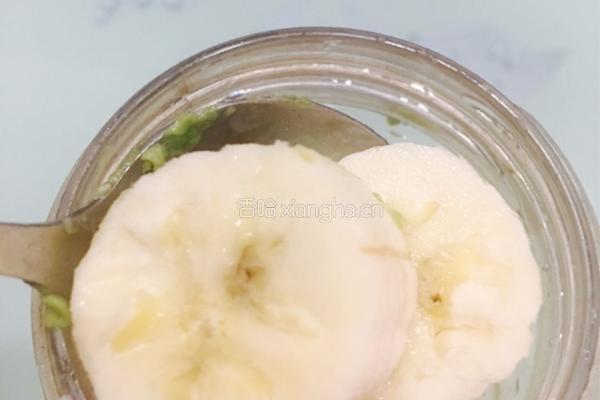 香蕉牛油果奶昔的做法图解4