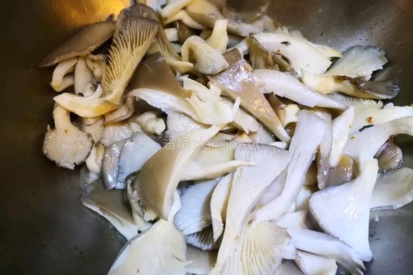 鲜蘑肉片的做法图解2