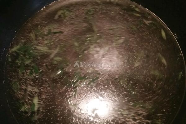 葱油绿色面条的做法图解2