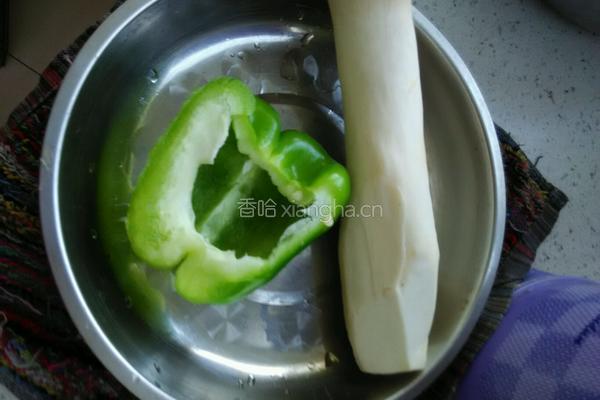 青椒素炒杏鲍菇的做法图解1