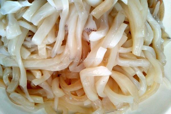 青椒酱香鱿鱼丝的做法图解1