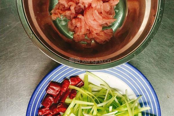 韭黄肉丝的做法图解1