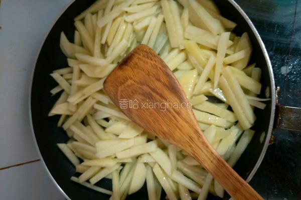 土豆香菜汤的做法图解2