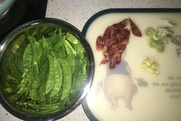 荷兰豆炒腊肠的做法图解1