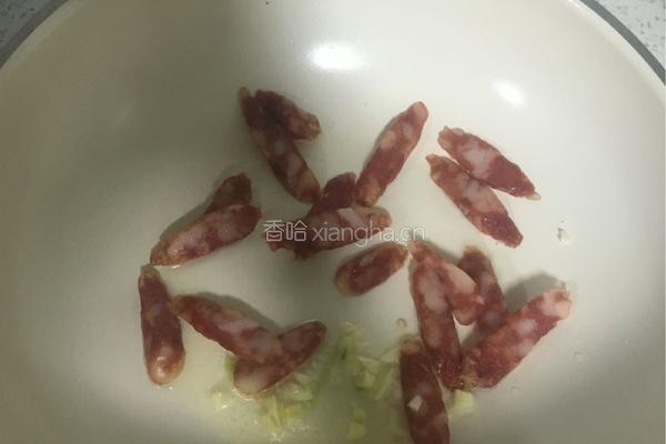荷兰豆炒腊肠的做法图解2