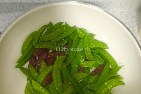 荷兰豆炒腊肠的做法图解3