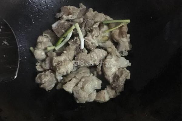 脊骨玉米胡萝卜汤的做法图解1