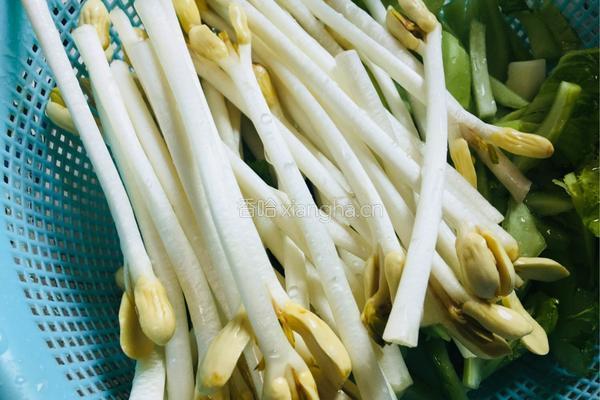 清炒花生芽的做法图解2