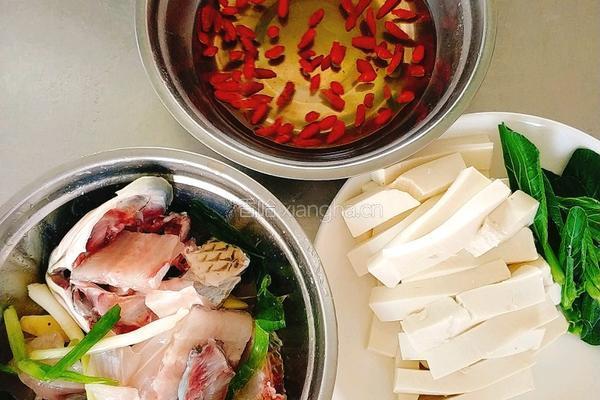 鱼头豆腐汤的做法图解1