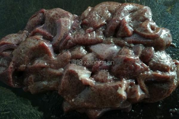 血皮菜炒猪肝 紫贝菜炒猪肝的做法图解1