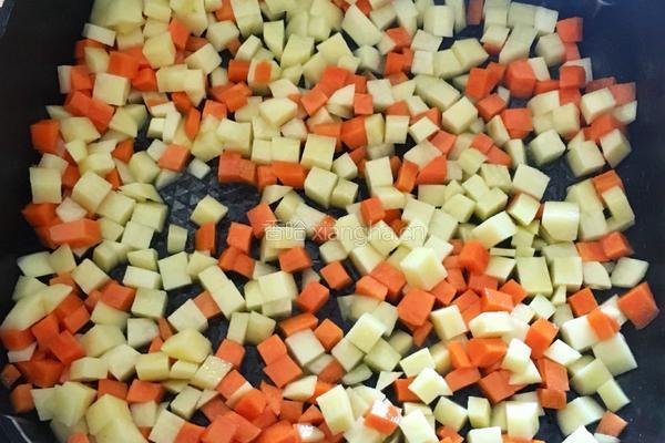 土豆萝卜腊肠闷饭的做法图解2