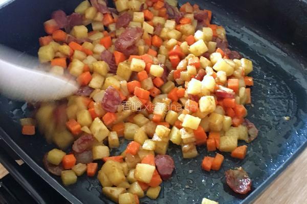 土豆萝卜腊肠闷饭的做法图解4