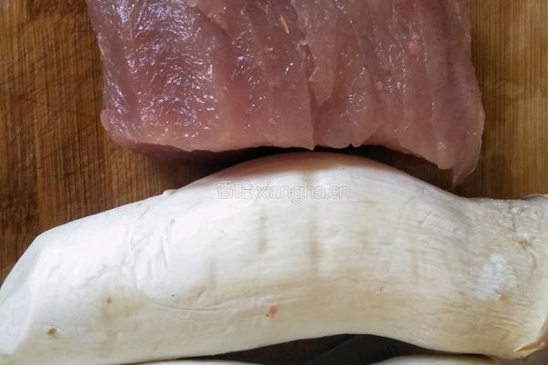杏鲍菇炒肉的做法图解1