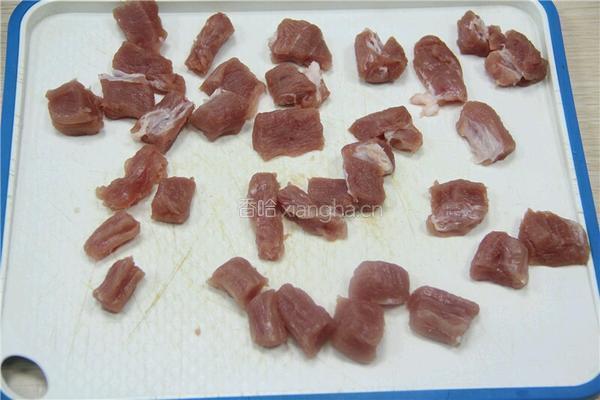 啤酒与烤猪肉串也是一对很搭的情侣的做法图解1